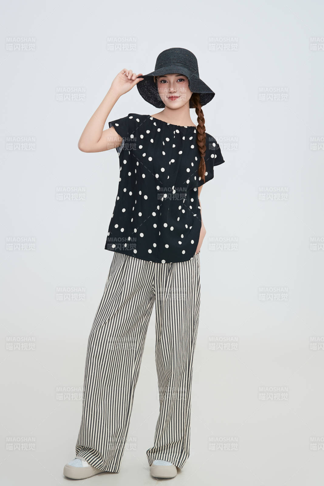 在摄影棚拍摄的青年时尚女性