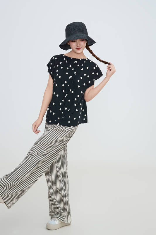 在摄影棚拍摄的青年时尚女性