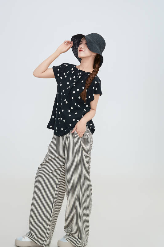 在摄影棚拍摄的青年时尚女性