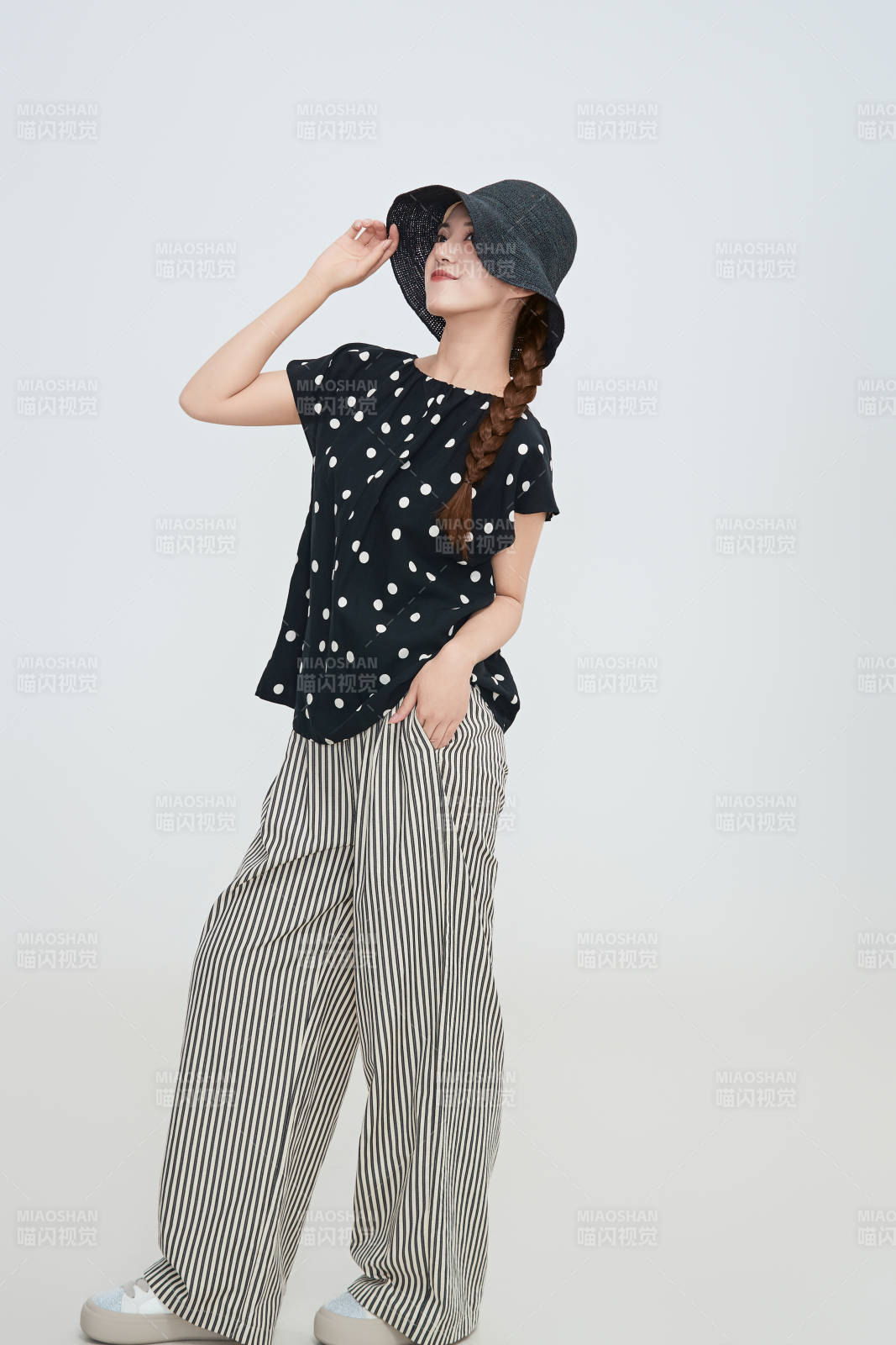 在摄影棚拍摄的青年时尚女性