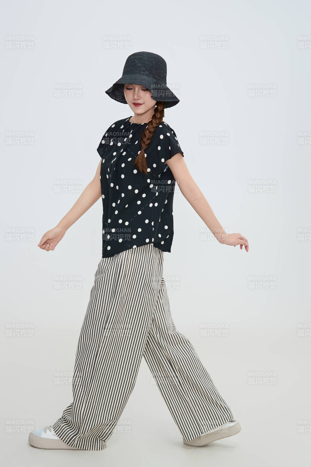 在摄影棚拍摄的青年时尚女性