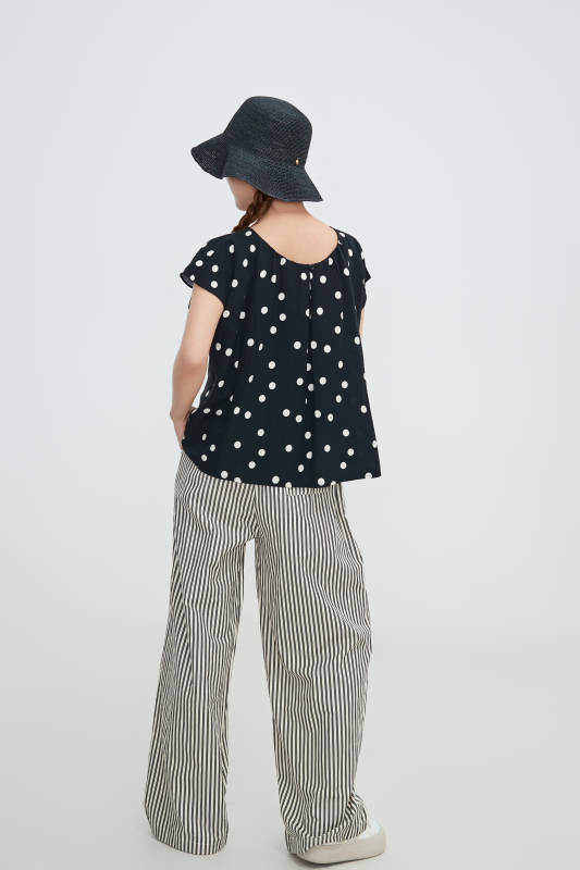 在摄影棚拍摄的青年时尚女性