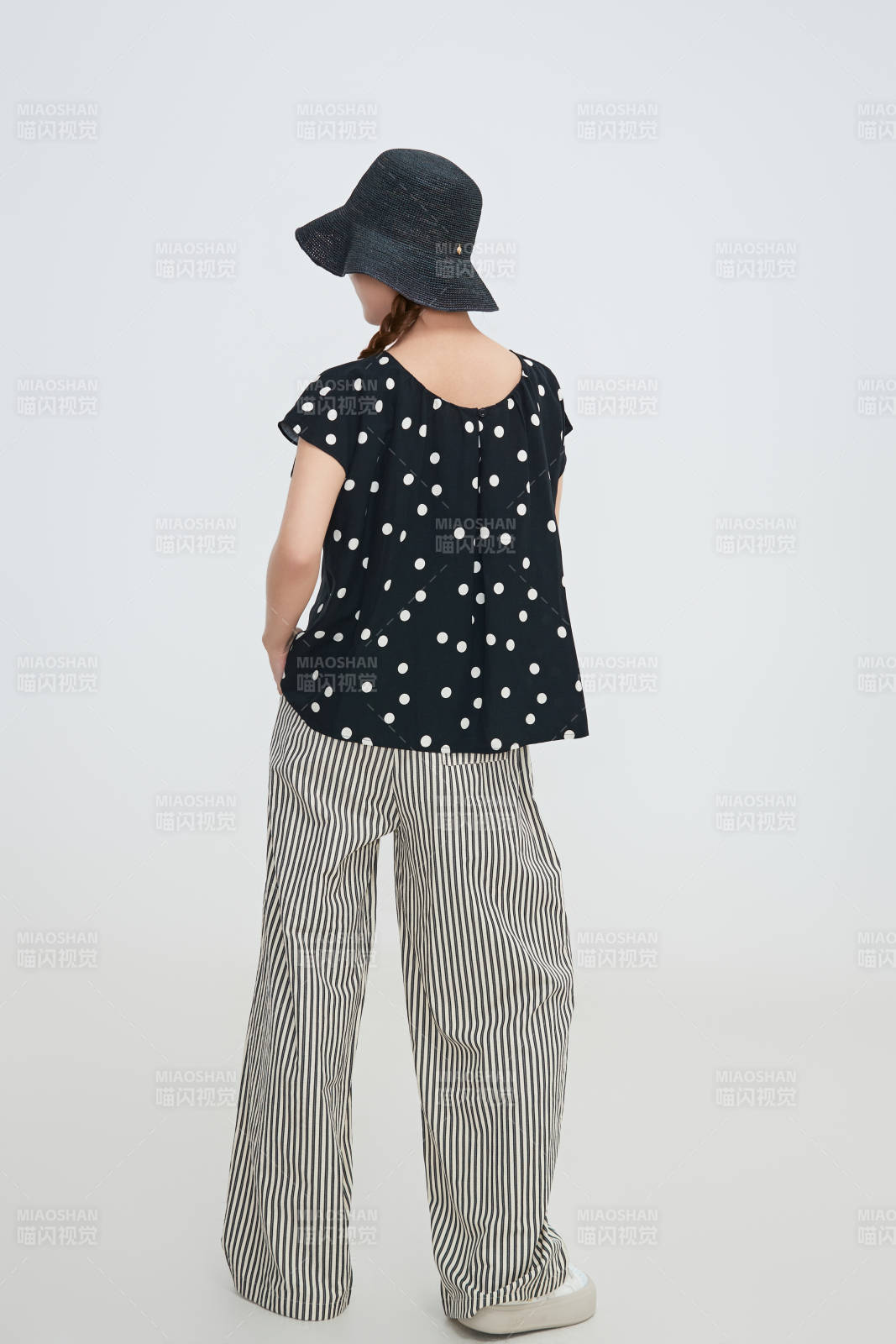 在摄影棚拍摄的青年时尚女性