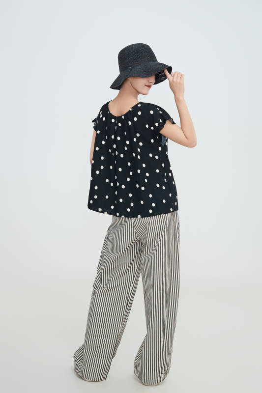 在摄影棚拍摄的青年时尚女性