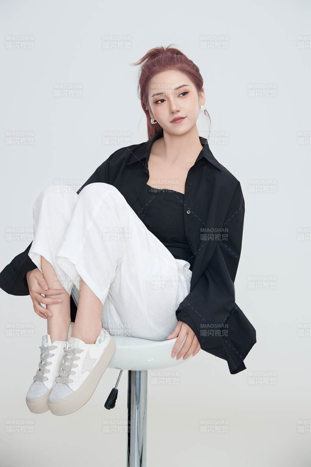 在攝影棚拍攝的青年時尚女性