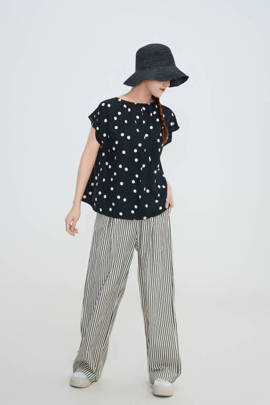 在摄影棚拍摄的青年时尚女性