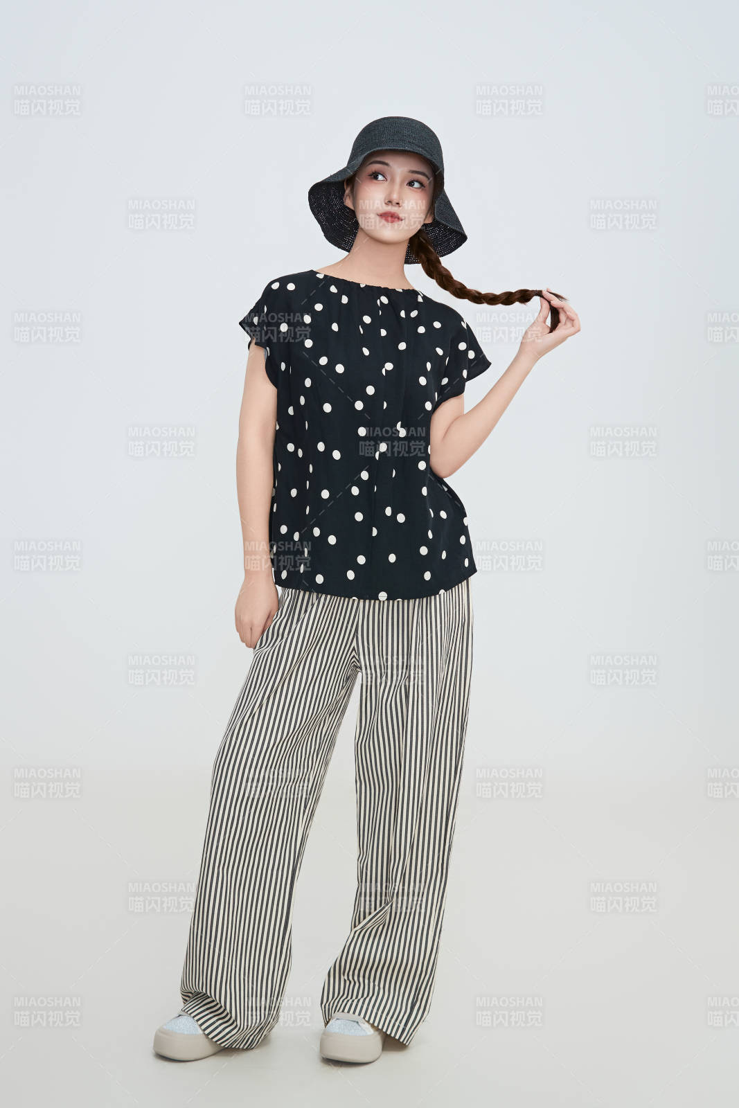 在摄影棚拍摄的青年时尚女性