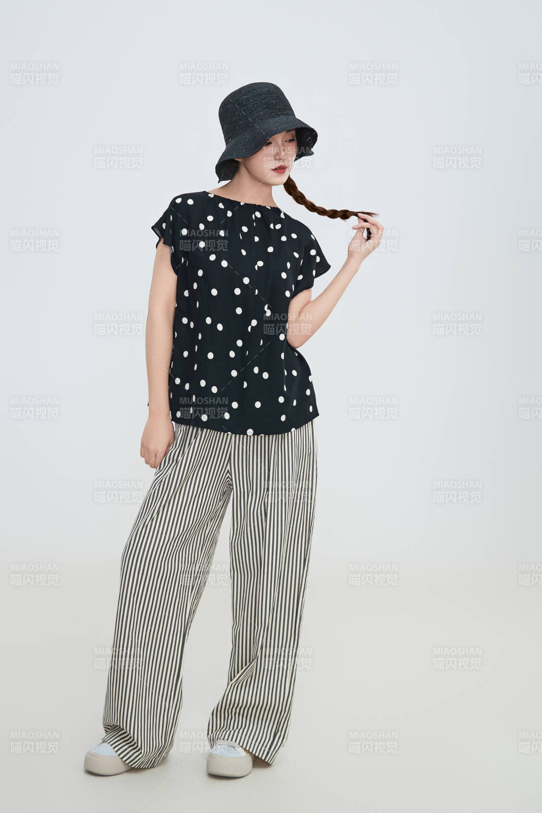 在攝影棚拍攝的青年時尚女性