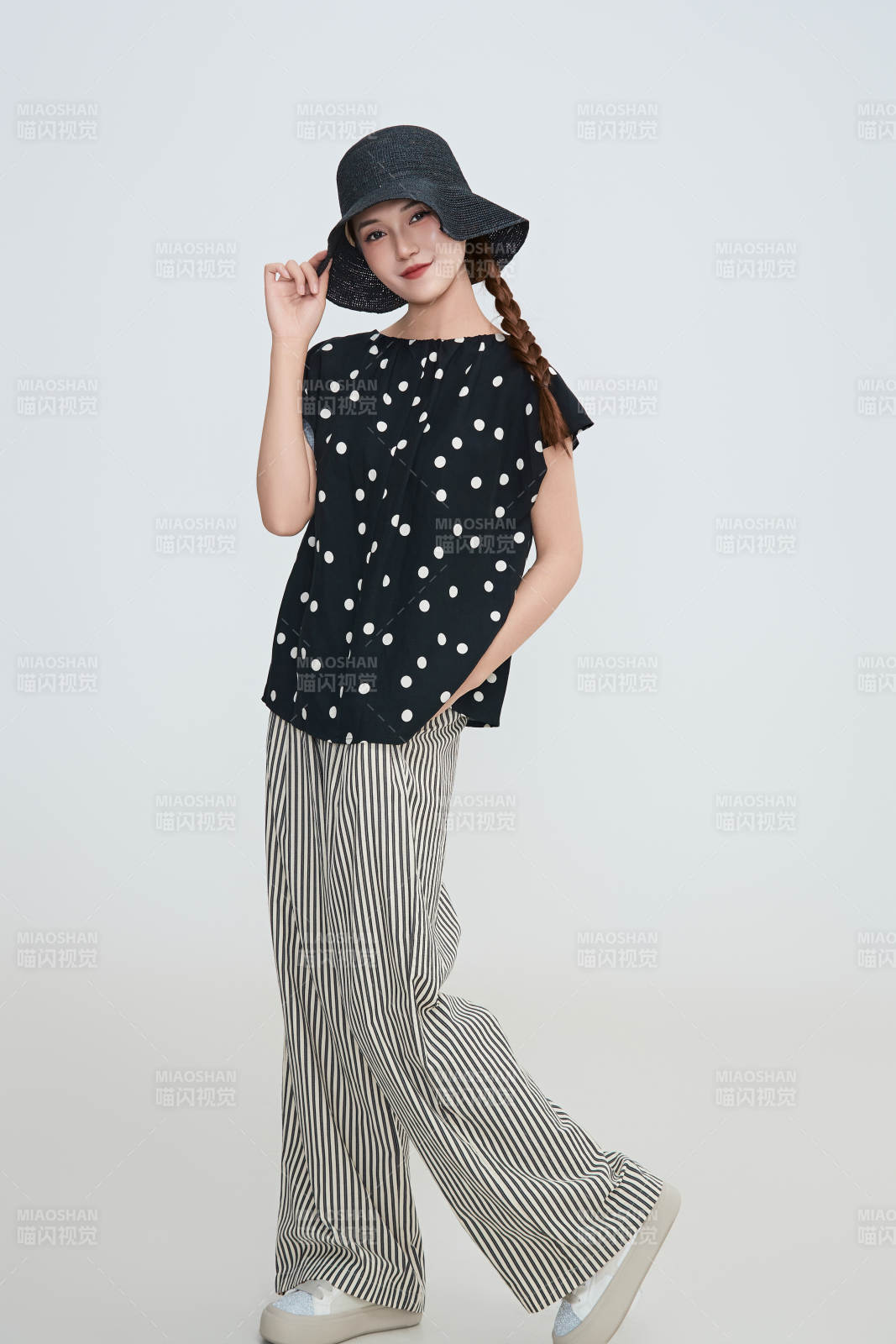 在攝影棚拍攝的青年時尚女性