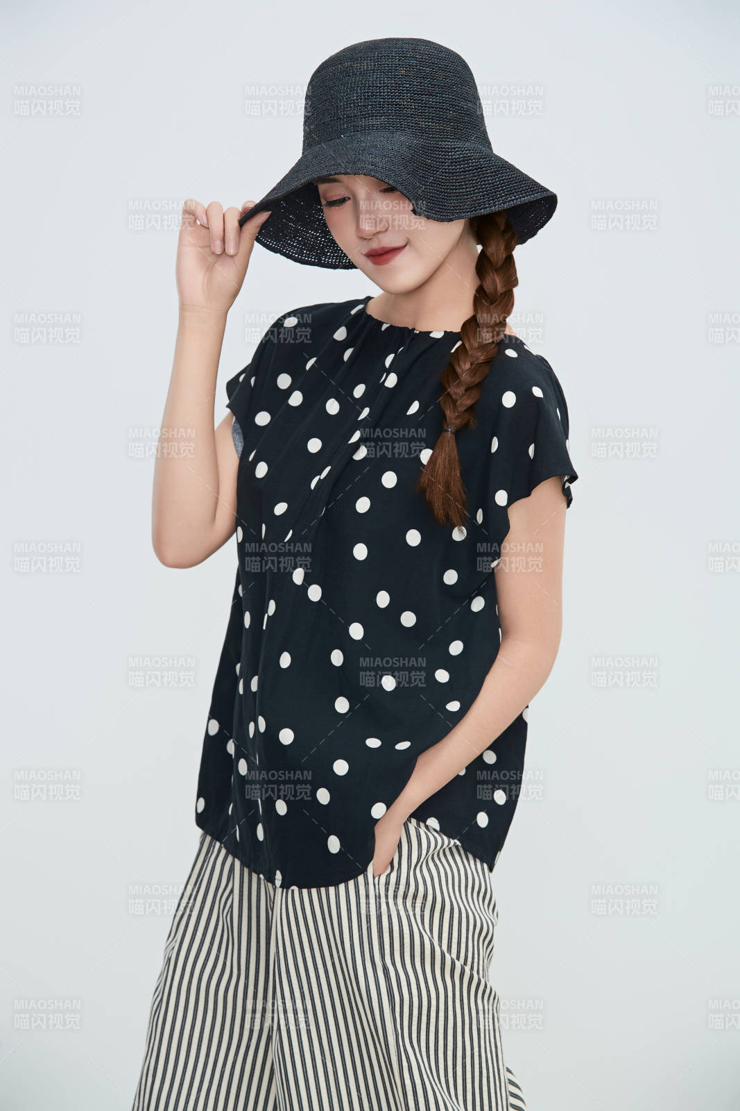 在攝影棚拍攝的青年時尚女性