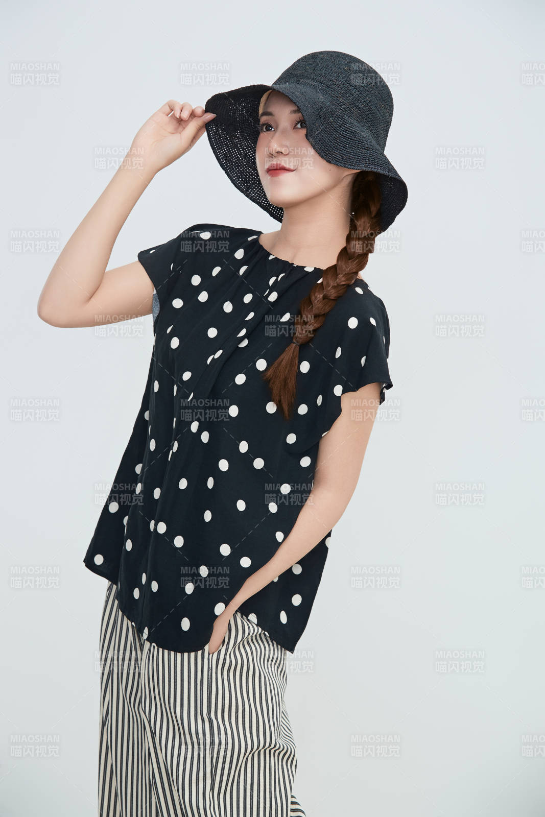 在攝影棚拍攝的青年時尚女性