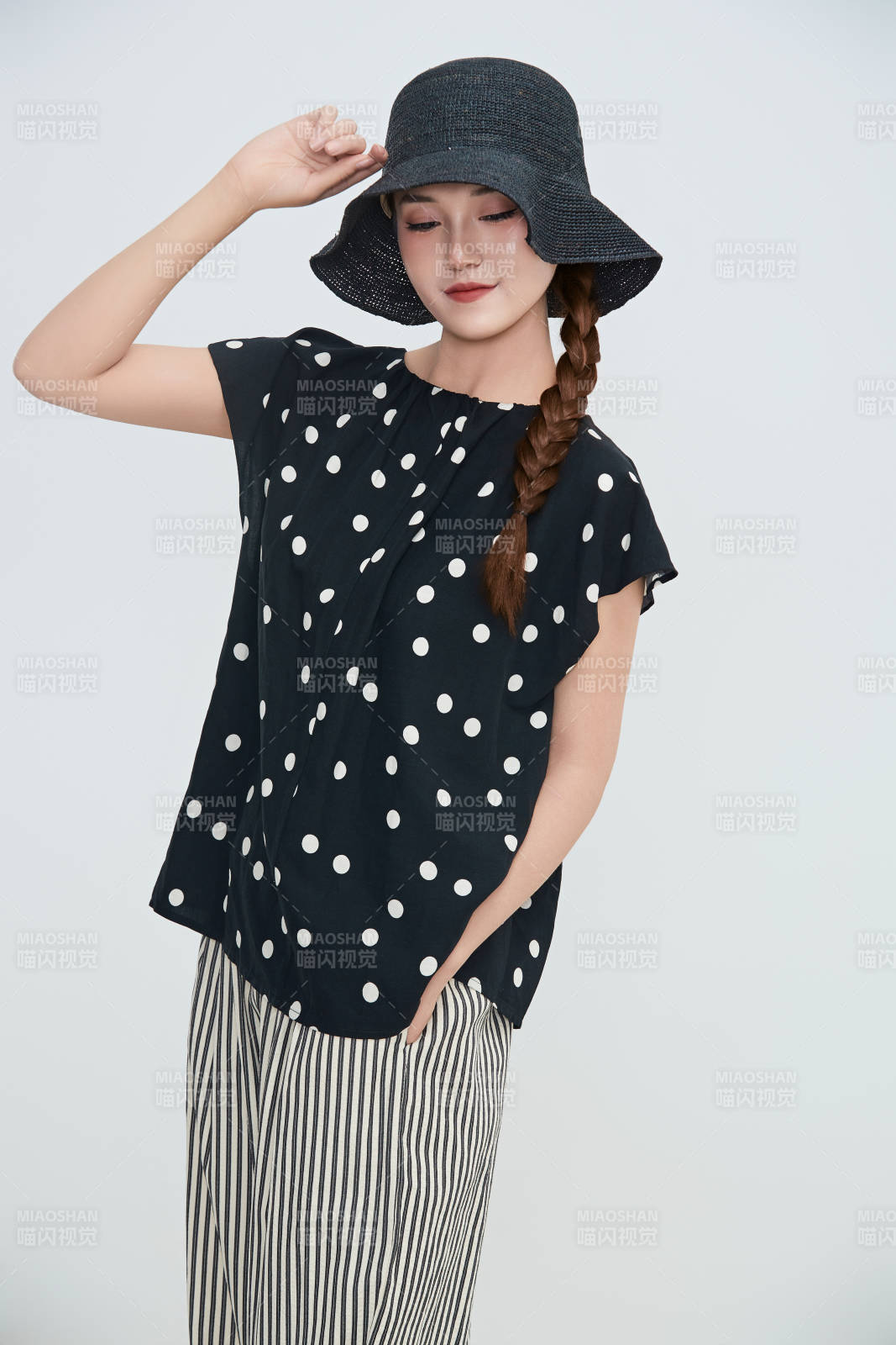 在摄影棚拍摄的青年时尚女性