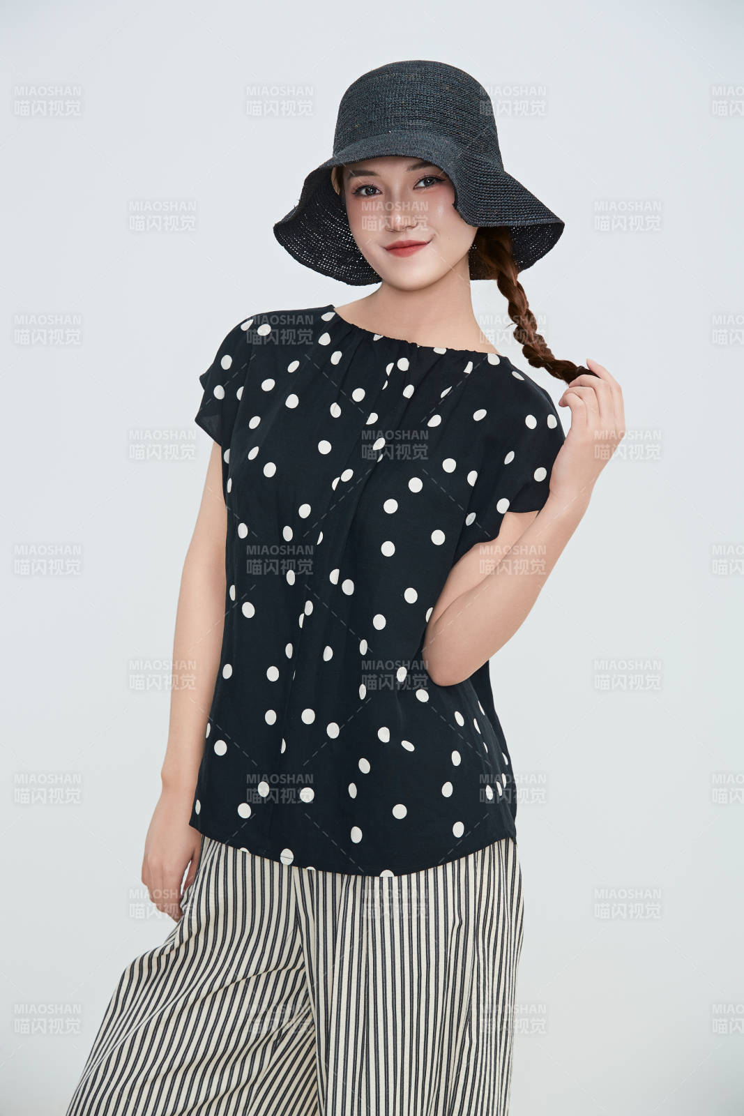 在攝影棚拍攝的青年時尚女性