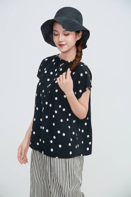 在摄影棚拍摄的青年时尚女性