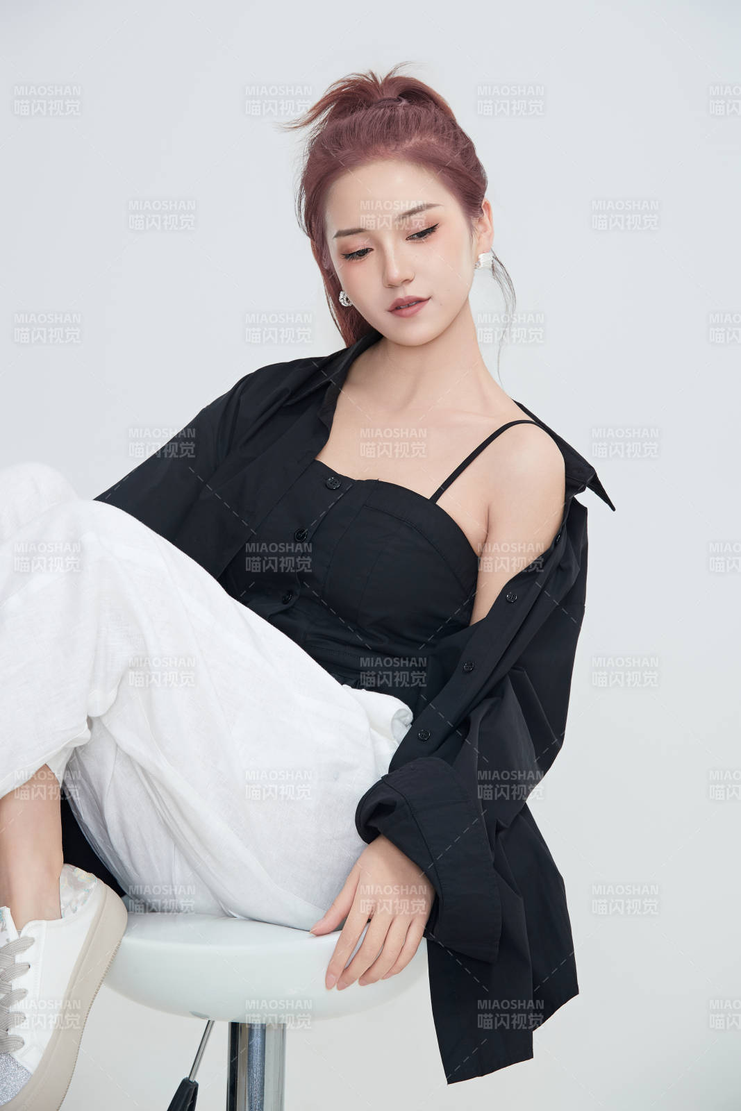 在攝影棚拍攝的青年時尚女性