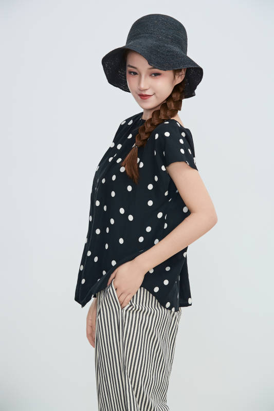 在摄影棚拍摄的青年时尚女性