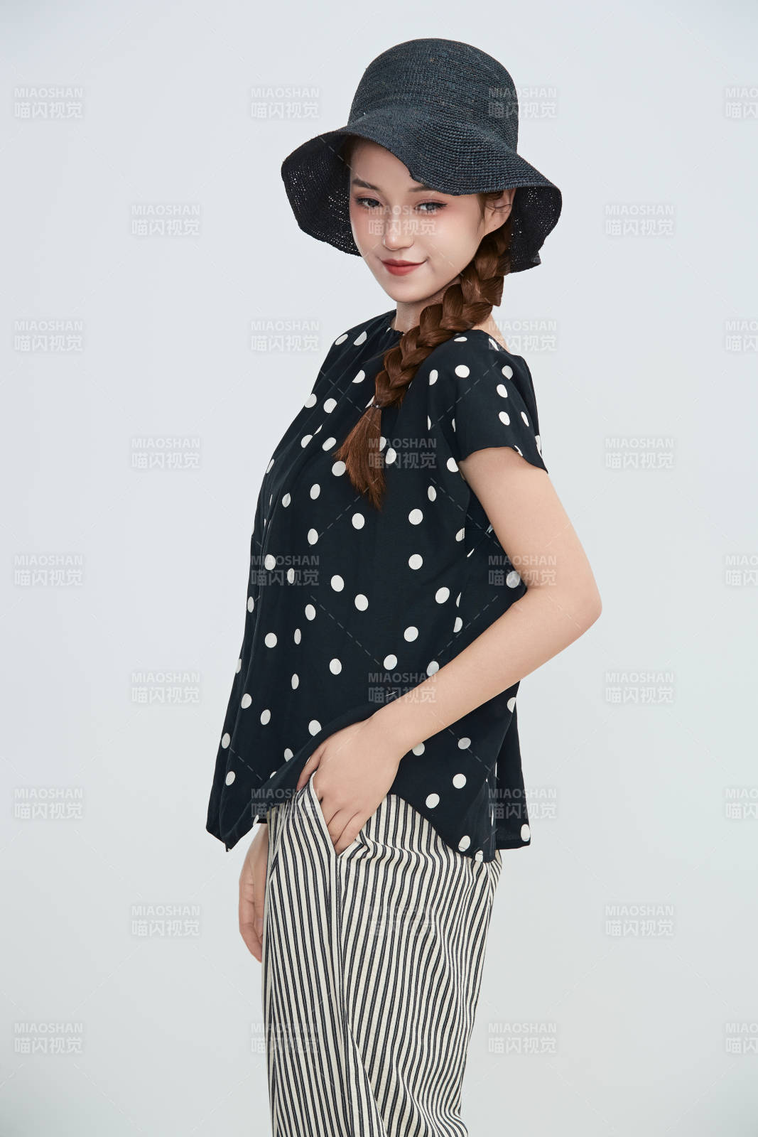 在摄影棚拍摄的青年时尚女性