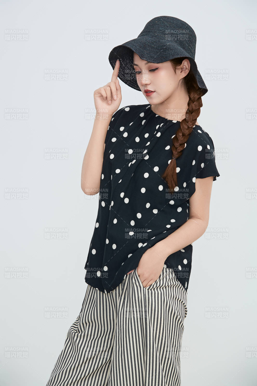 在摄影棚拍摄的青年时尚女性