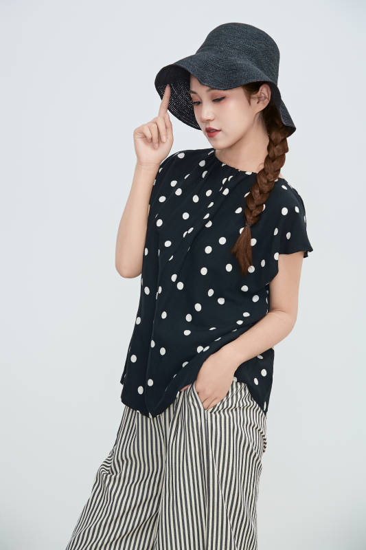 在摄影棚拍摄的青年时尚女性