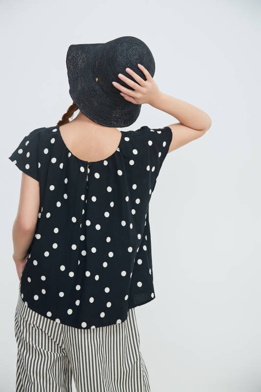 在摄影棚拍摄的青年时尚女性