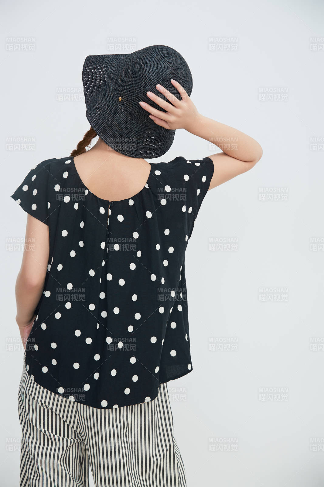 在摄影棚拍摄的青年时尚女性