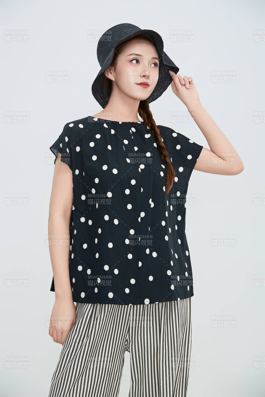 在摄影棚拍摄的青年时尚女性