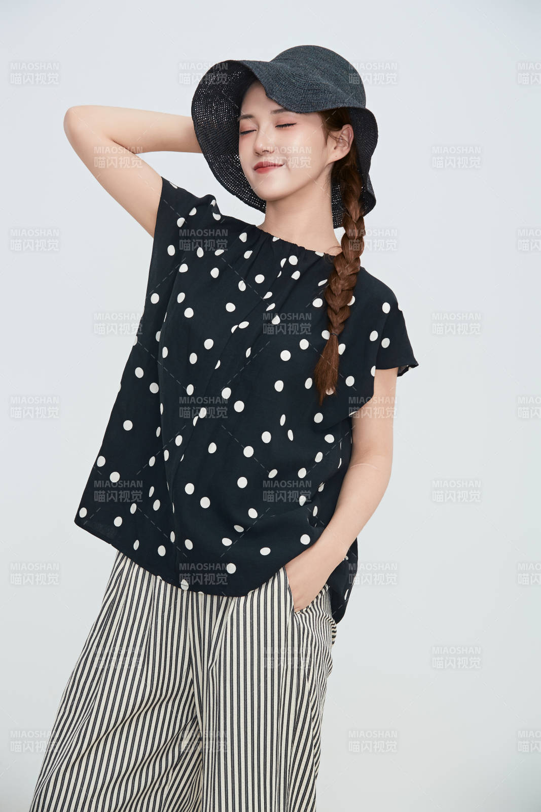 在攝影棚拍攝的青年時尚女性