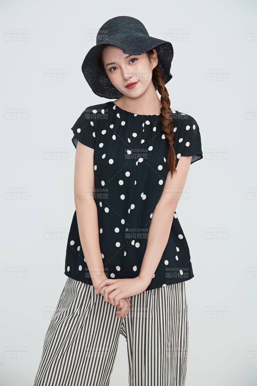 在摄影棚拍摄的青年时尚女性