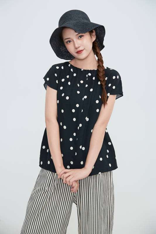 在摄影棚拍摄的青年时尚女性