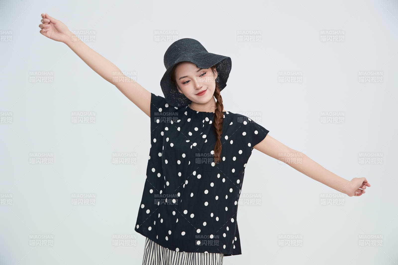 在攝影棚拍攝的青年時尚女性