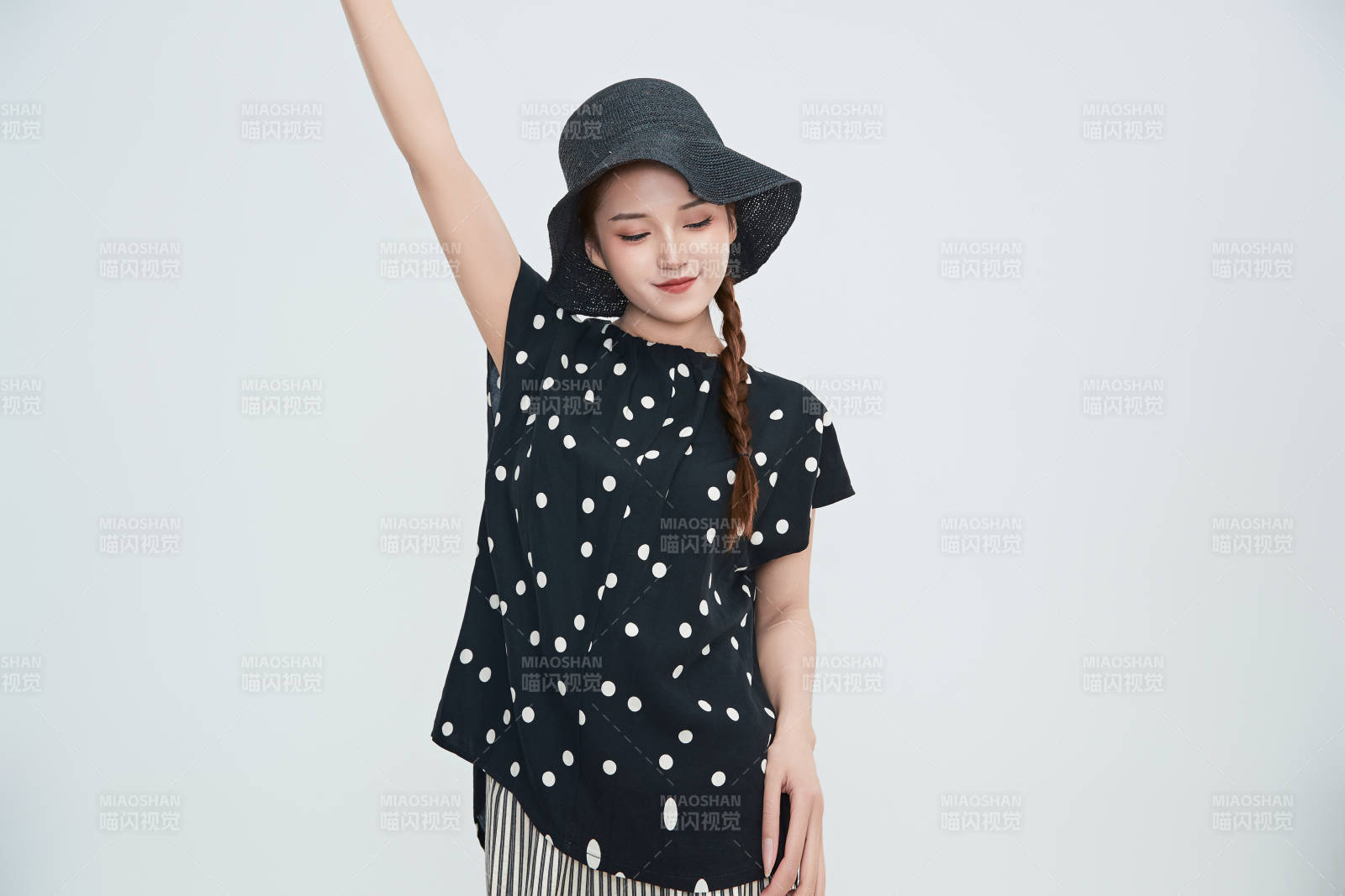 在攝影棚拍攝的青年時尚女性