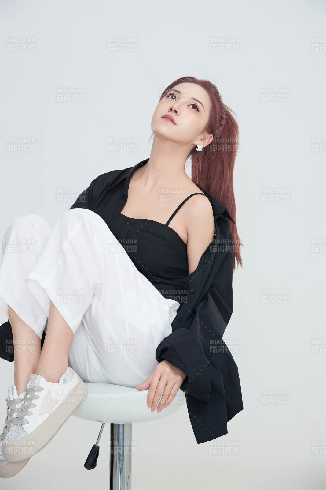 在攝影棚拍攝的青年時尚女性