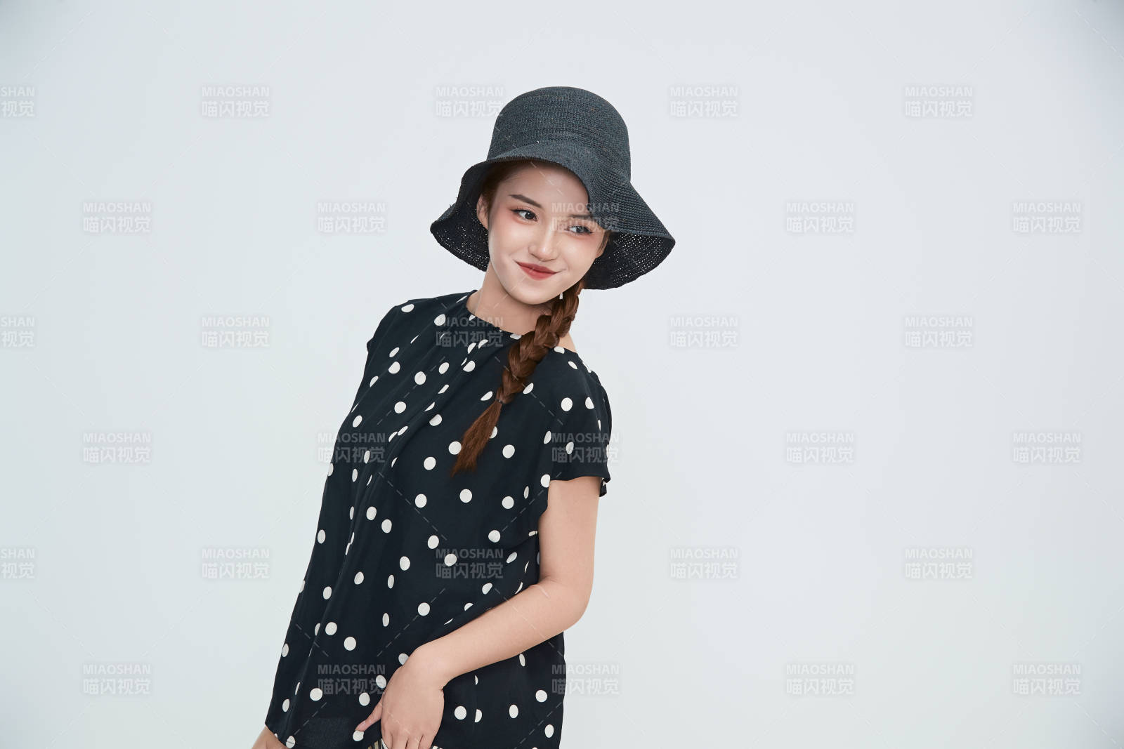 在攝影棚拍攝的青年時尚女性