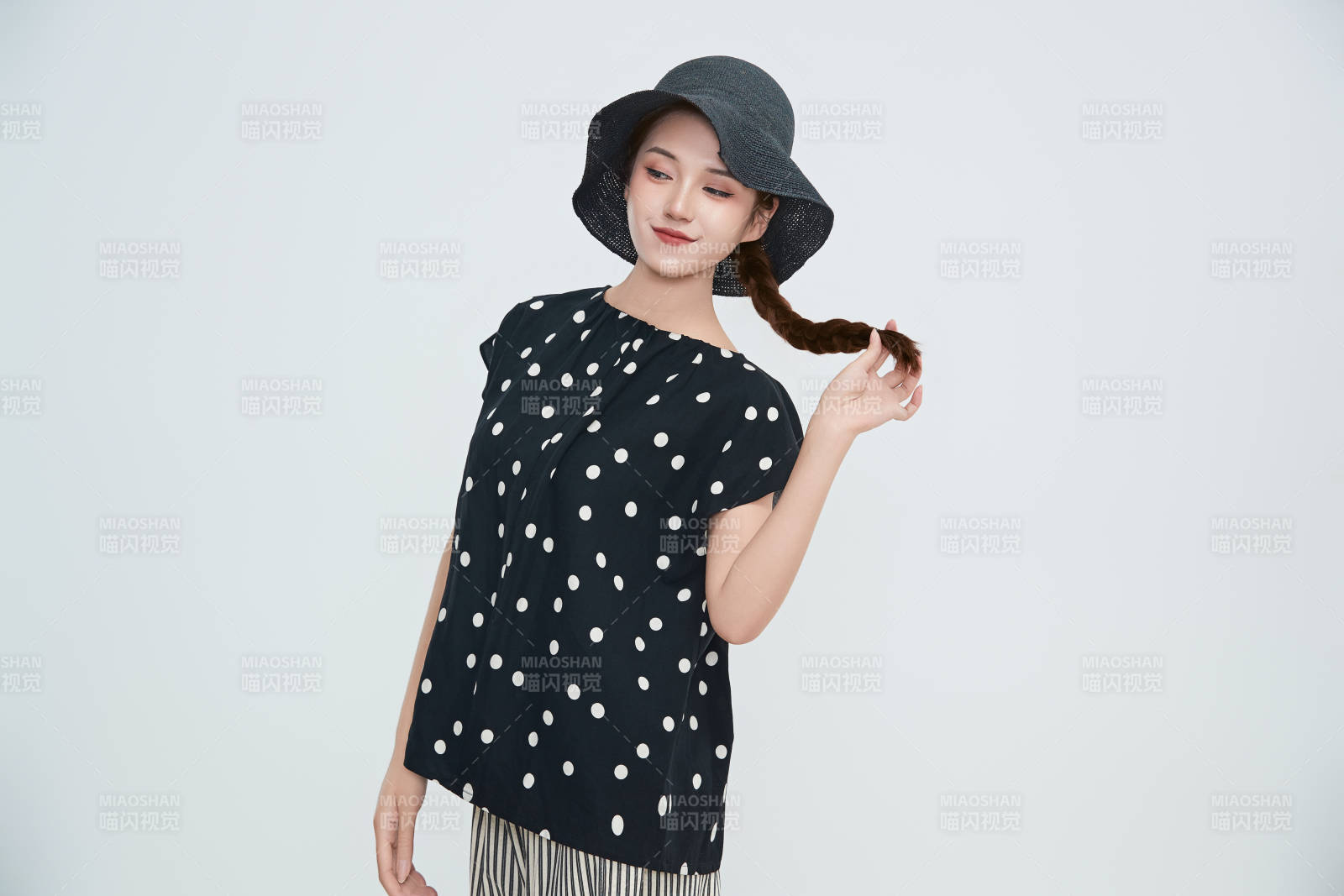 在攝影棚拍攝的青年時尚女性