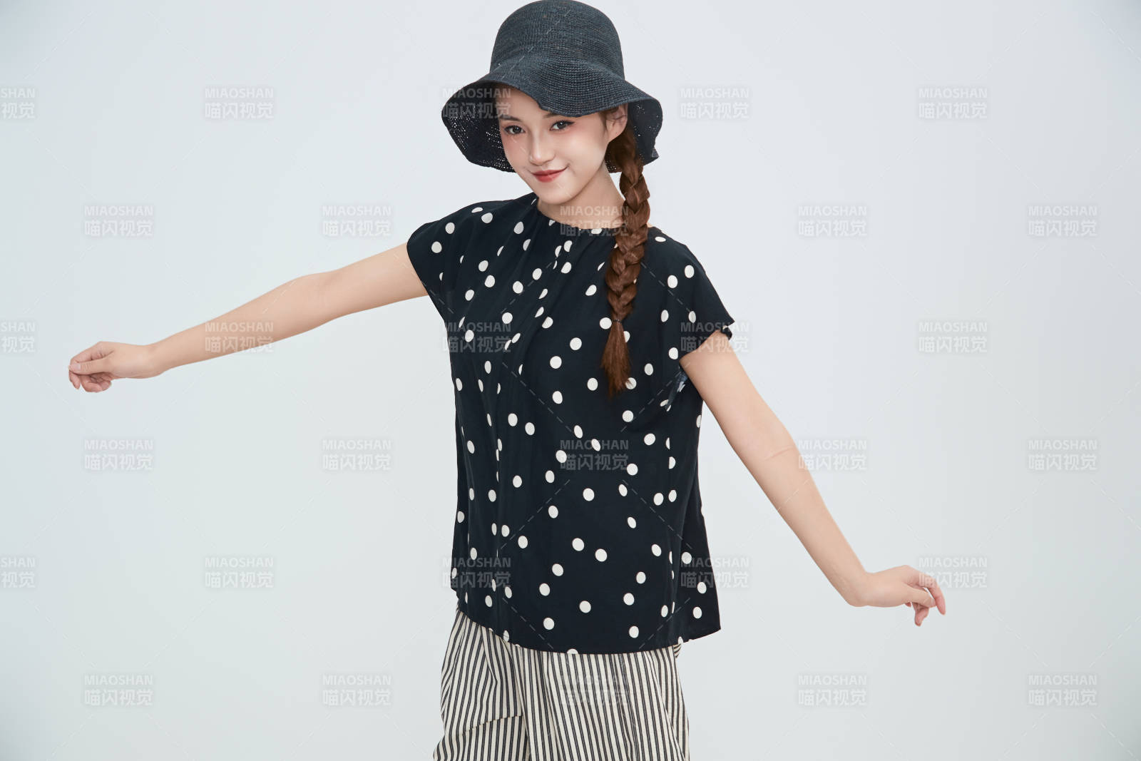 在攝影棚拍攝的青年時尚女性