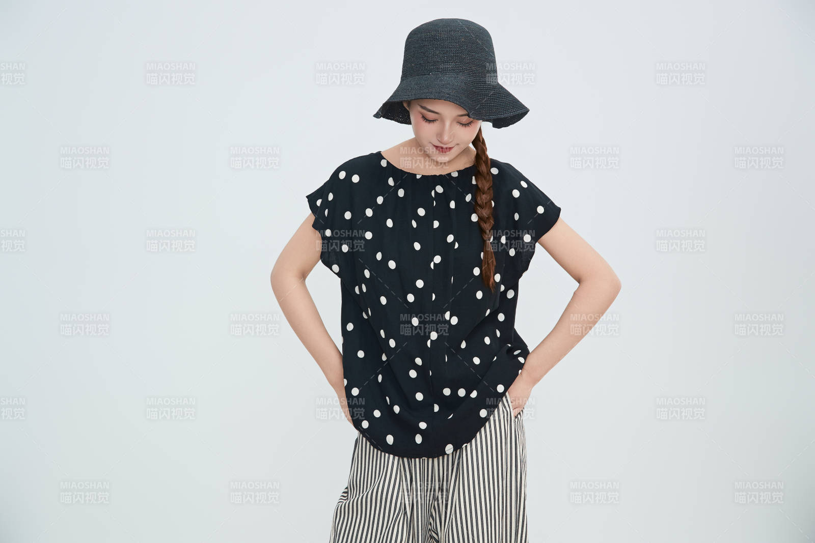 在攝影棚拍攝的青年時尚女性