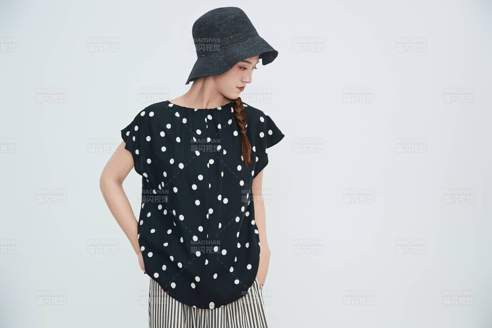 在攝影棚拍攝的青年時尚女性