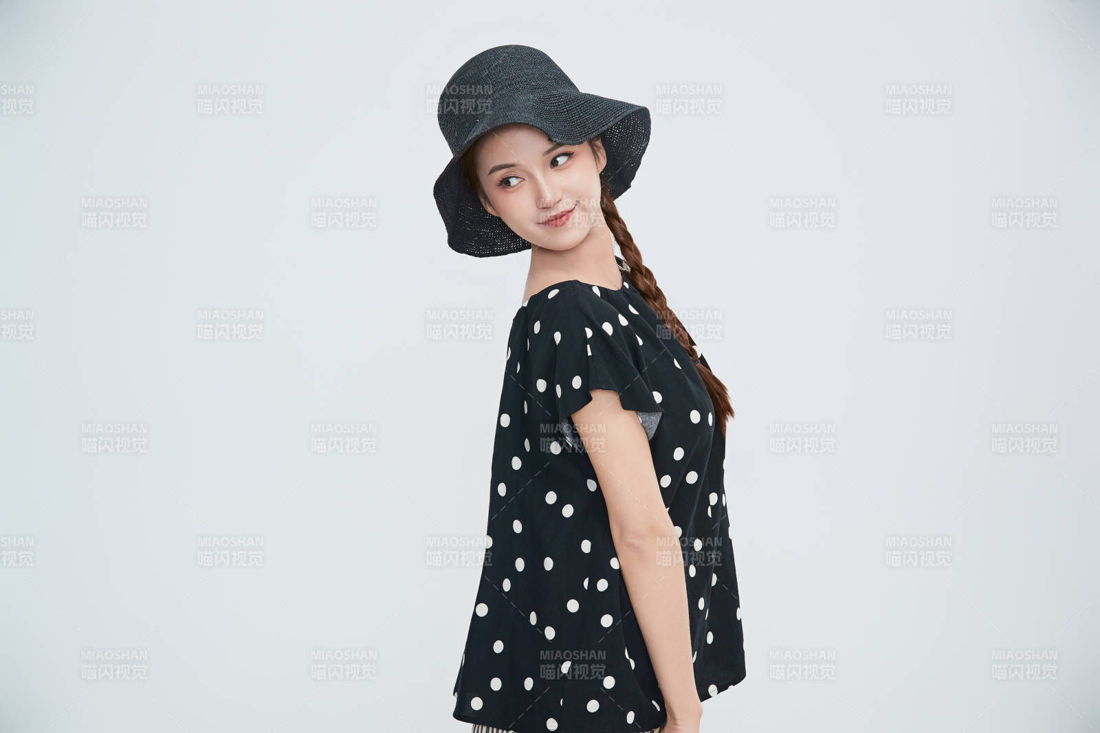 在攝影棚拍攝的青年時尚女性