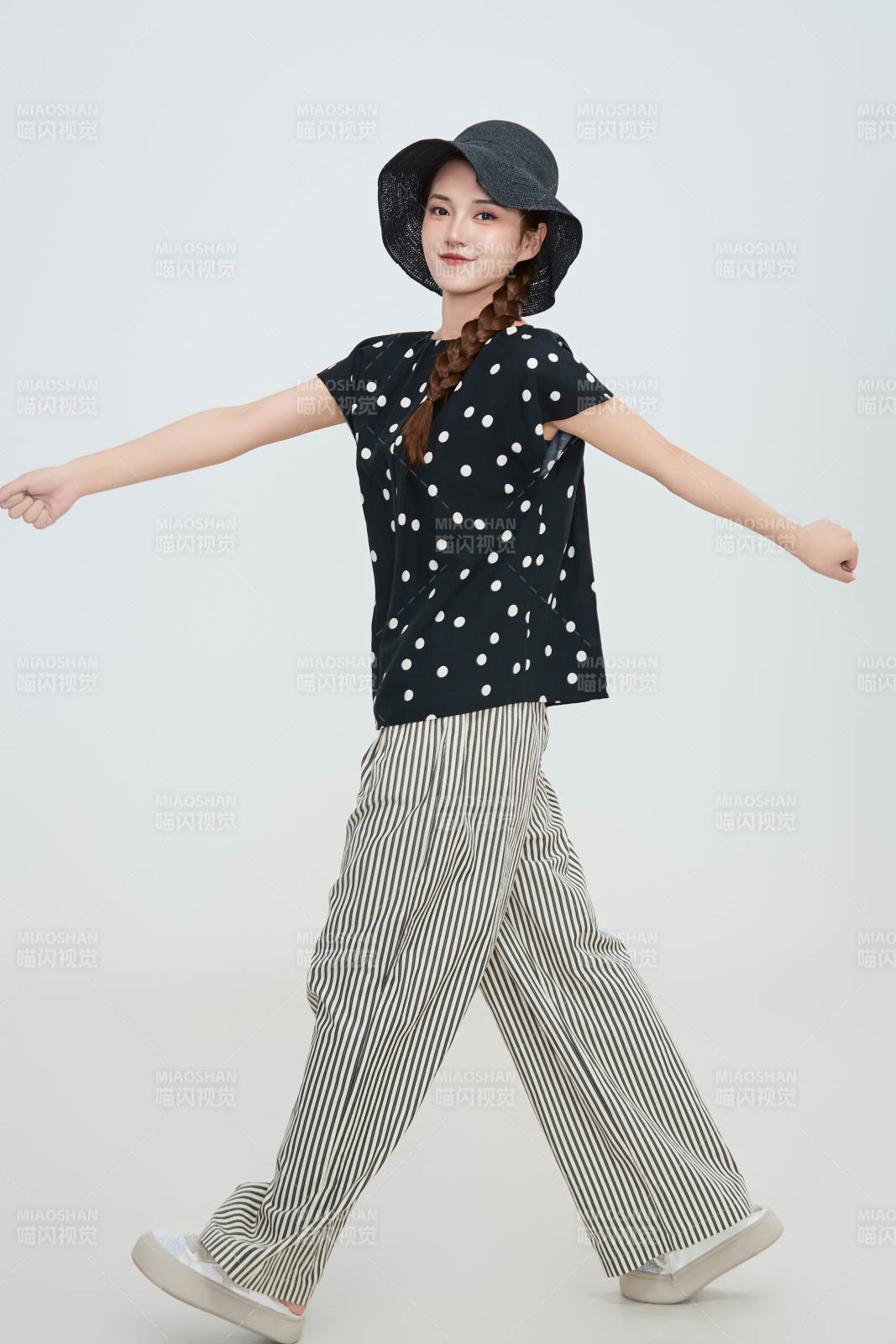 在攝影棚拍攝的青年時尚女性