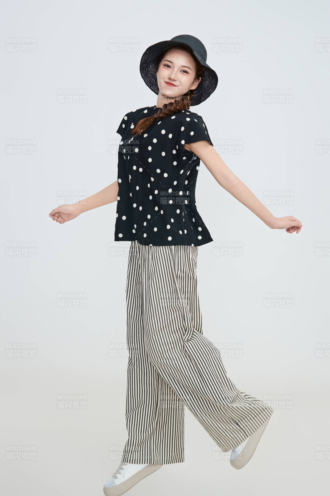 在攝影棚拍攝的青年時尚女性