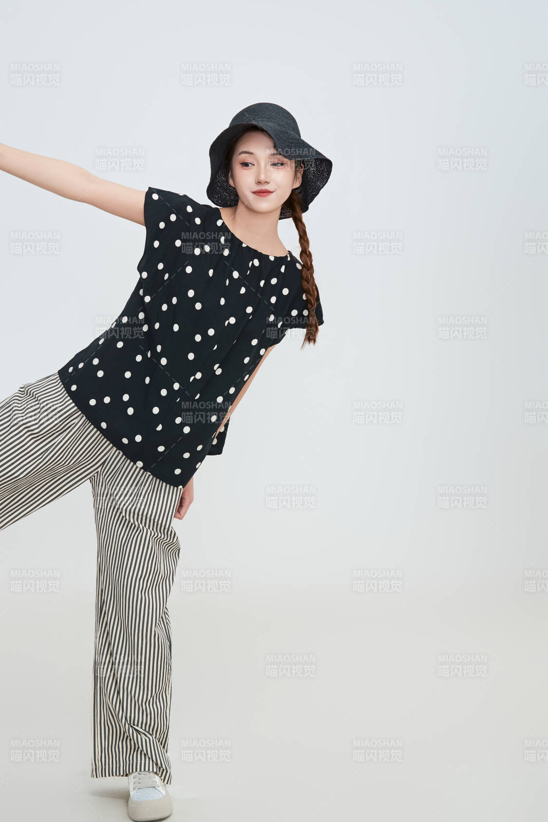 在攝影棚拍攝的青年時尚女性