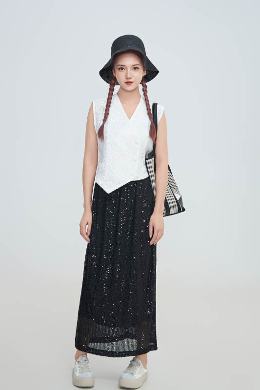 在摄影棚拍摄的青年时尚女性