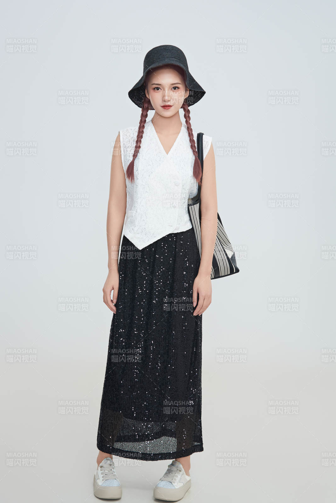 在摄影棚拍摄的青年时尚女性