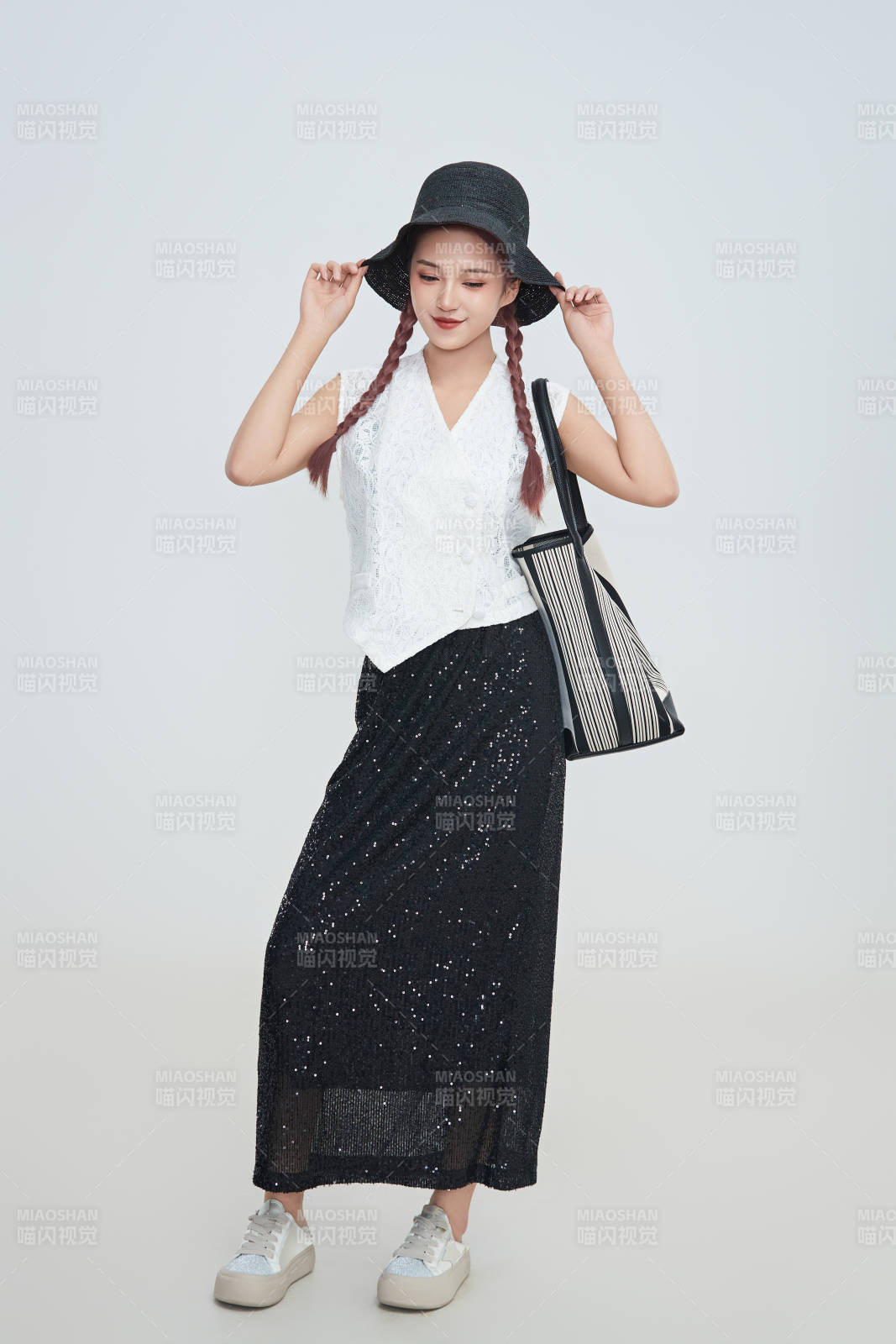 在摄影棚拍摄的青年时尚女性