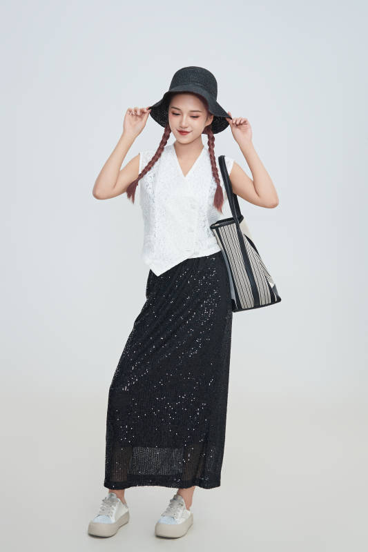 在摄影棚拍摄的青年时尚女性