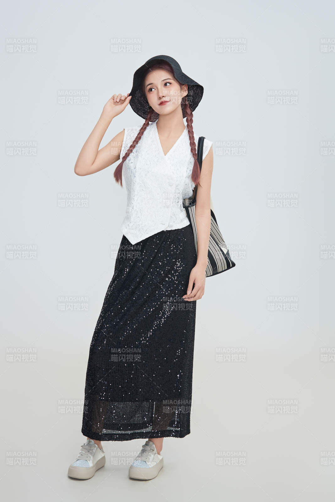 在攝影棚拍攝的青年時尚女性