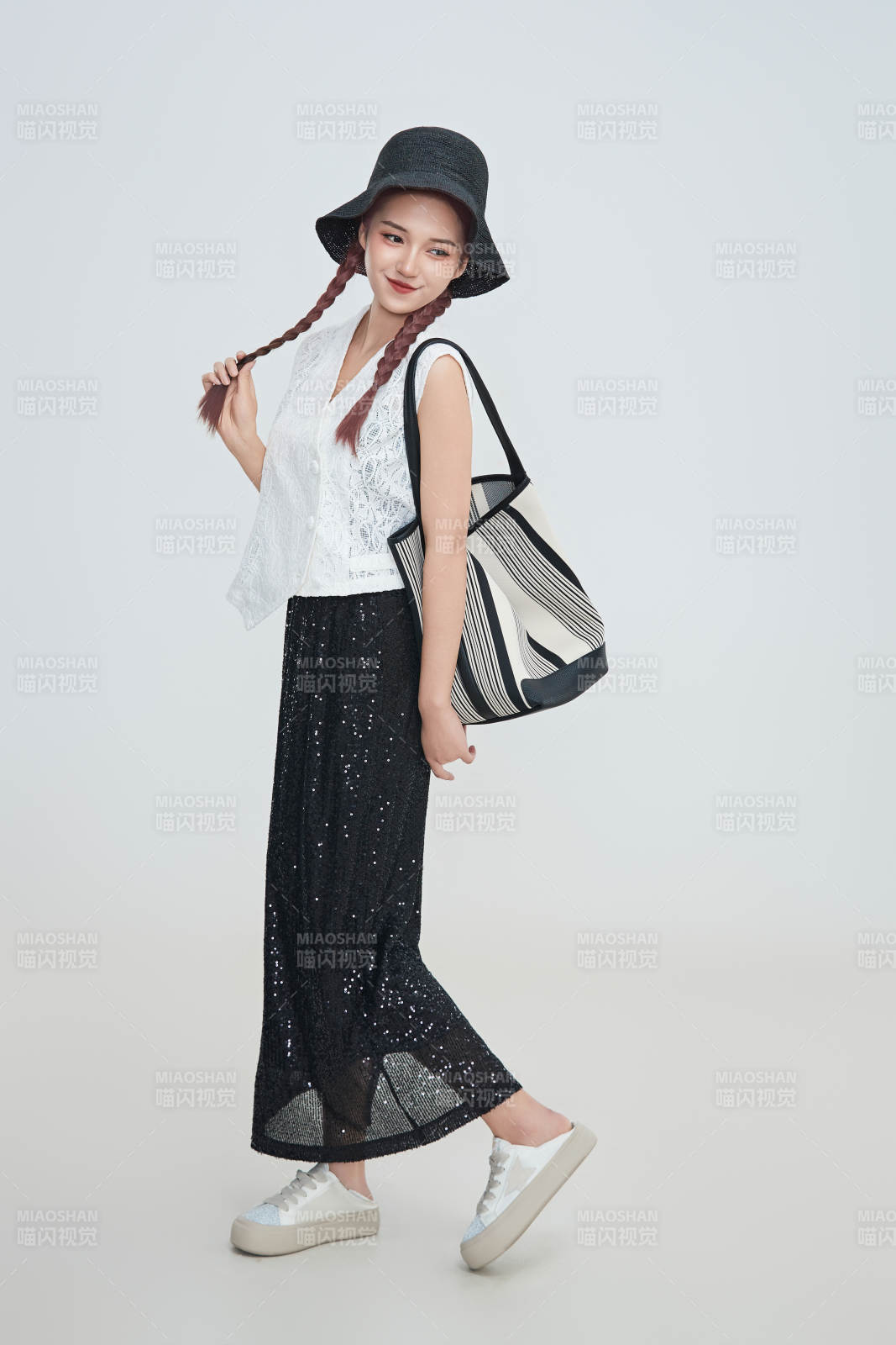 在攝影棚拍攝的青年時尚女性