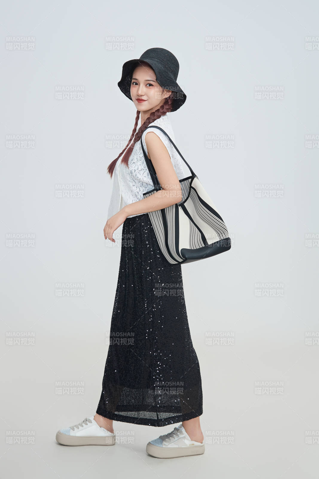 在攝影棚拍攝的青年時(shí)尚女性