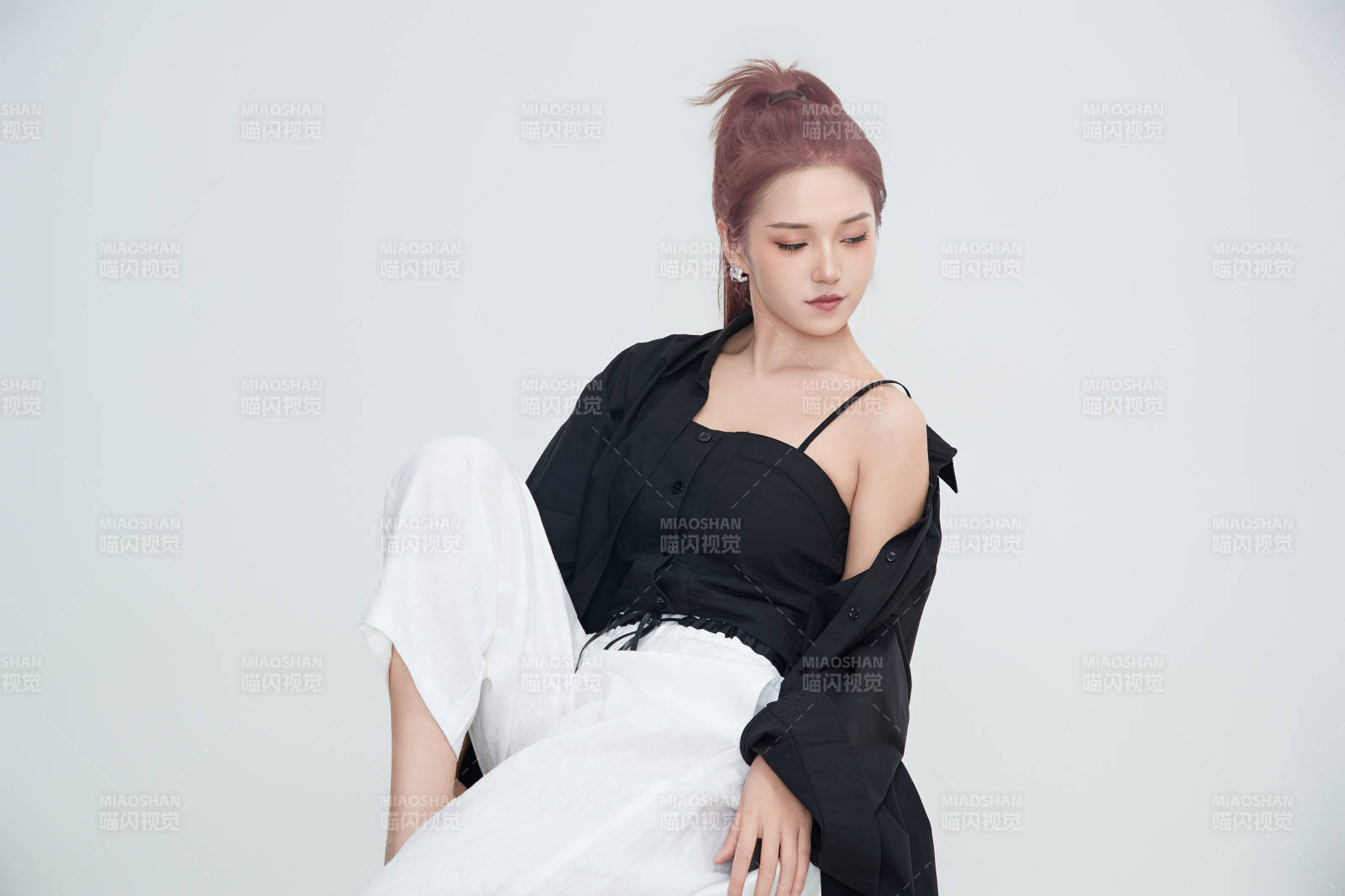 在攝影棚拍攝的青年時尚女性