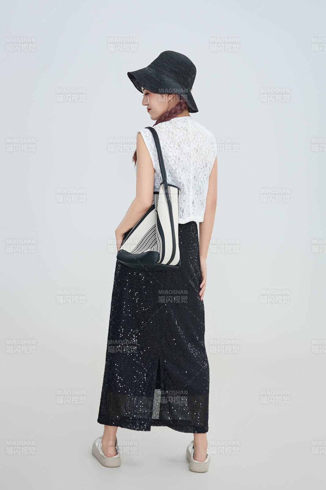 在攝影棚拍攝的青年時尚女性